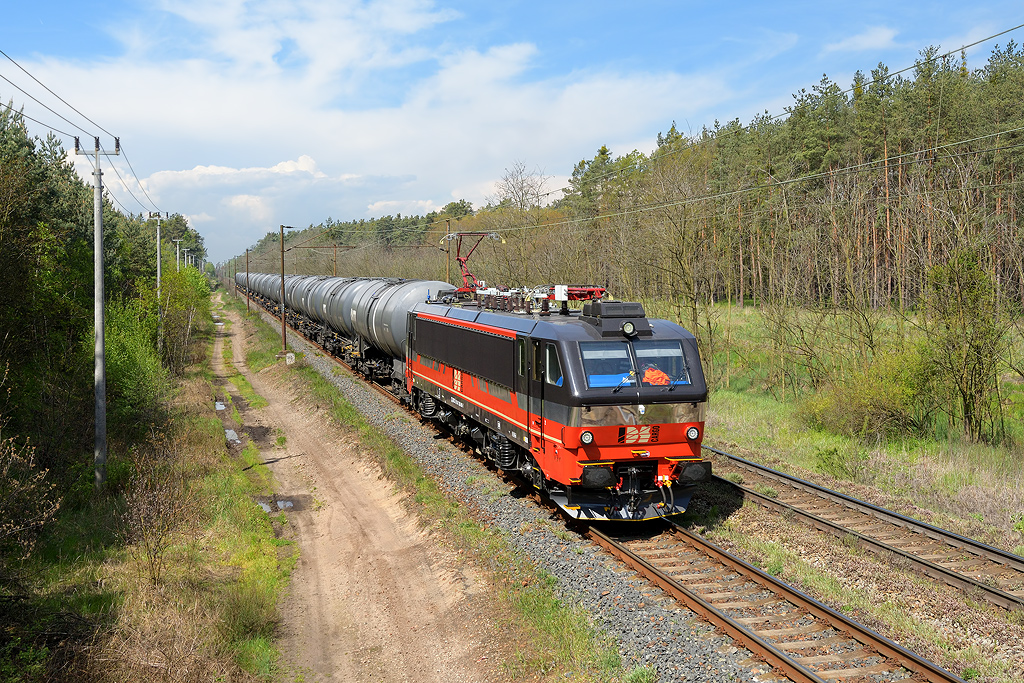 Lokomotiva řady 365 IDS CARGO v čele cisternového vlaku